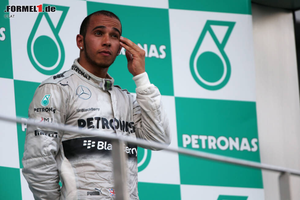 Foto zur News: Und auch Lewis Hamilton plagte offenbar ein schlechtes Gewissen. Er sagte kurz darauf in der Pressekonferenz: &quot;Um ehrlich zu sein: Ich habe das Gefühl, dass eigentlich Nico hier stehen sollte...&quot; Eine Siegerehrung, drei Teilnehmer - und keiner freut sich. Wirklich kurios...