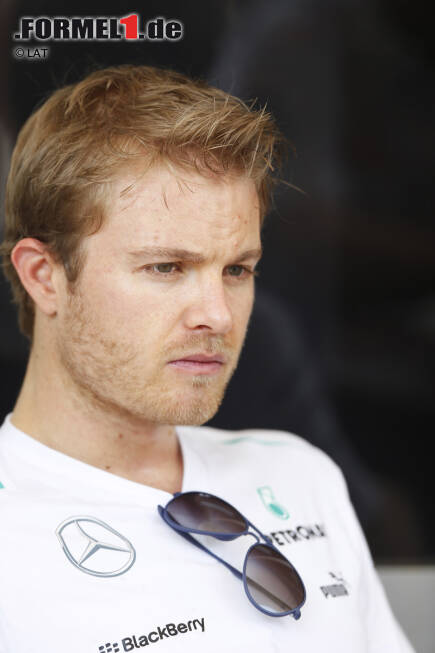 Foto zur News: Nico Rosberg, abseits der Kameras, schluckte seinen Ärger hinunter, hatte seinem Team aber noch am Funk eine Botschaft mit auf den Weg gegeben: &quot;Ich bat sie, dass sie sich merken sollen, dass ich damals mitgespielt habe.&quot; Um, politisch korrekt, hinzuzufügen: &quot;Ich kann den Standpunkt des Teams nachvollziehen.&quot; Mercedes wollte beide Autos im Ziel haben, kein Risiko mehr eingehen. &quot;Ich habe mich daher entschieden, dem Team zu folgen&quot;, meinte Rosberg. &quot;Sehr, sehr brav von Nico&quot;, kommentierte Marc Surer den Gehorsam des Wahlmonegassen. &quot;Hätte ich nicht gemacht - und sein Vater sicher auch nicht.&quot;