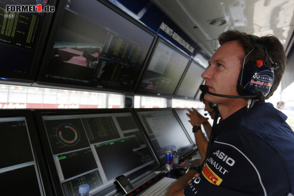 Foto zur News: Das schmeckte Teamchef Christian Horner gar nicht. Er hatte nämlich die Parole &quot;Multi-21&quot; erlassen, wonach die Red-Bull-Autos in der Reihenfolge (Startnummer) 2 und (Startnummer) 1 ins Ziel fahren sollten. Das schien Sebastian Vettel aber nicht zu beeindrucken. Und so zuckten die Füße von Horner am Kommandostand noch etwas mehr als sonst...