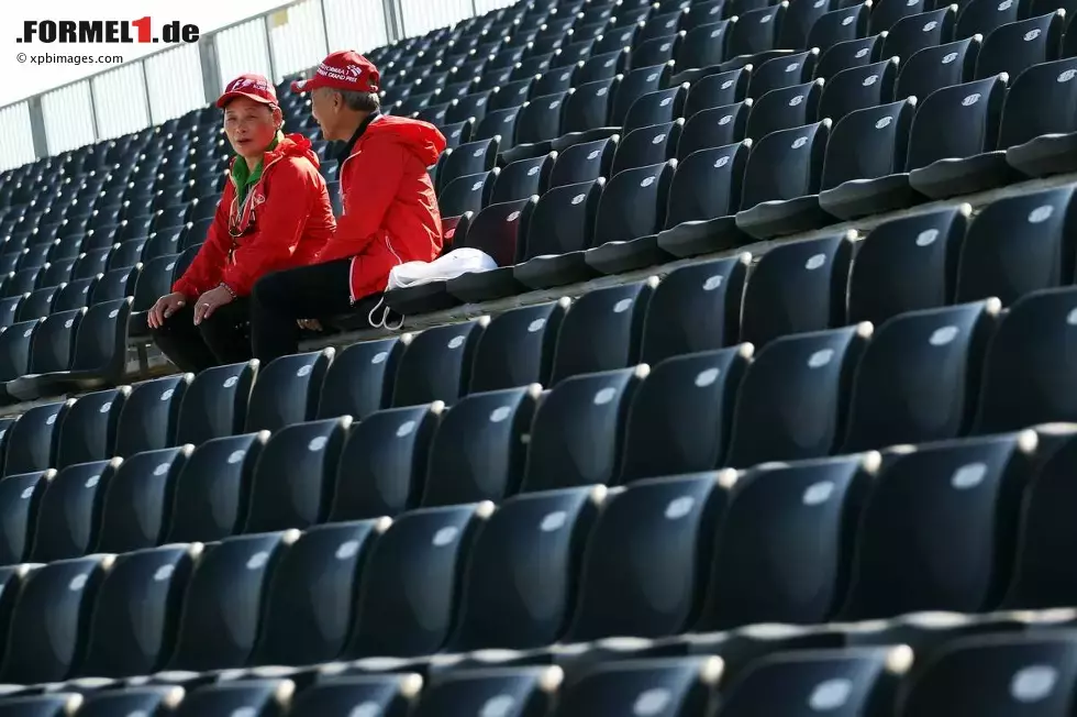 Foto zur News: Kein Wunder, dass Mister Hamilton ein bisschen langweilig ist. Die Fans lassen in Südkorea nicht gerade eine Bärenstimmung aufkommen.