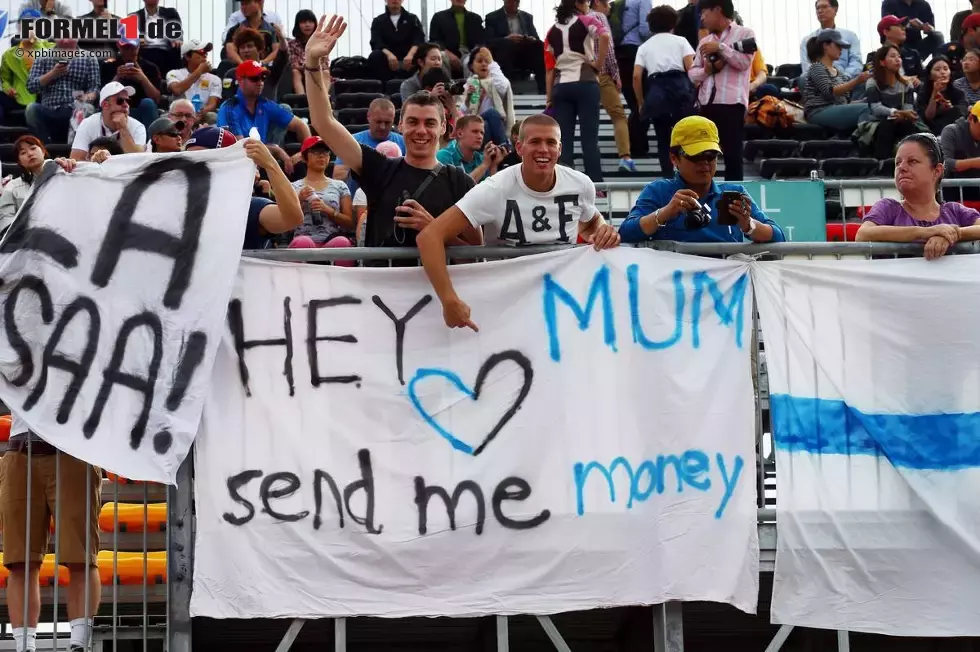 Foto zur News: Und kreativ: Diese Finnen plakatieren &quot;Hey Mama, schick mir ein bisschen Geld&quot;.