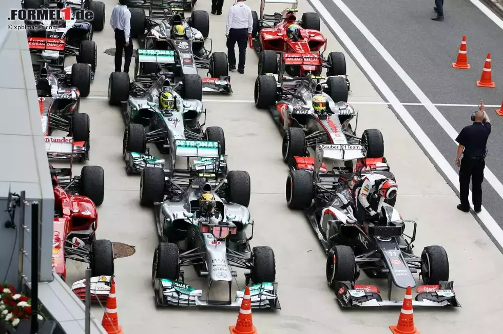 Foto zur News: Der vielleicht teuerste Parkplatz der Welt: Parc ferme der Formel 1 nach dem Rennen.