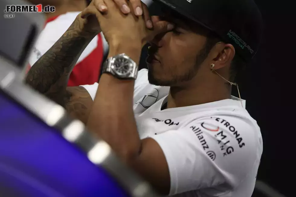 Foto zur News: Dieser weniger: Lewis Hamilton in der FIA-Pressekonferenz.