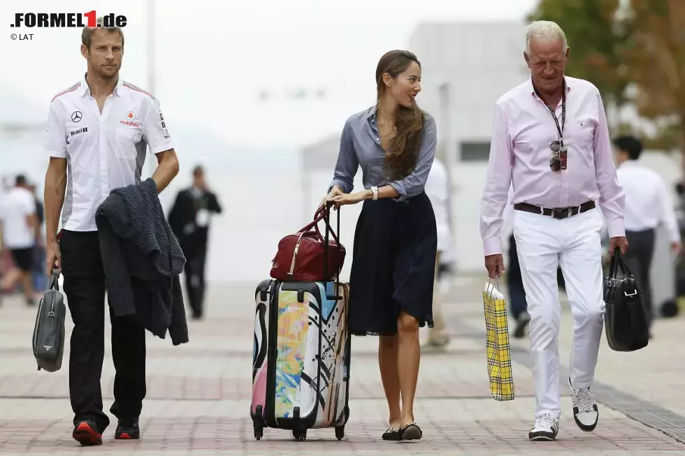 Foto zur News: Meet the Buttons: Jenson, Jessica und Papa John bei der Ankunft im Paddock.