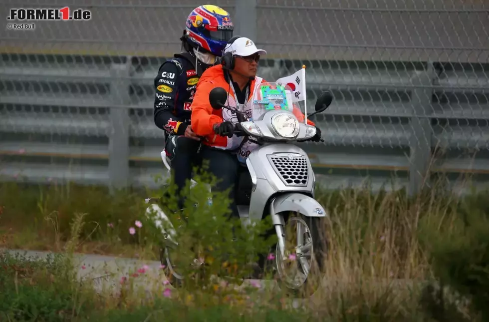 Foto zur News: Für Mark Webber ist es wohl der letzte Besuch am Gelben Meer: Auf seiner Abschiedstournee verzeichnet er diesmal einen Ausfall. &quot;Ich weiß nicht, was er in seinem vorigen Leben falsch gemacht hat&quot;, wundert sich Teamchef Christian Horner über Webbers Pechsträhne.