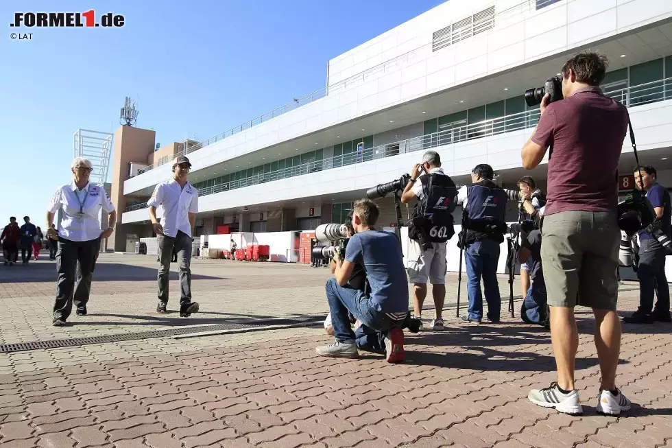 Foto zur News: In Singapur gerade zum ersten Mal ganz gut ausgesehen, jetzt schon umworben wie ein Star - ein bisschen zumindest: Esteban Gutierrez mit Sauber-Pressedame Ann Bradshaw.