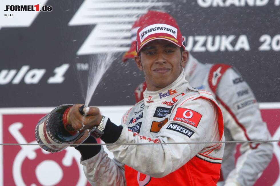 Foto zur News: Lewis Hamilton (Chancen: ****):
Erstaunlich: Der Mercedes-Pilot war in Suzuka noch nie besser als Dritter (2009 auf McLaren) - aber auch noch nie schlechter als Fünfter. Auf der Strecke mit vielen schnellen Kurven hat er gegen seine Teamkollegen nicht immer gut ausgesehen, aber wenn er seine Form der vergangenen Wochen konservieren kann, ist er realistisch betrachtet der einzige Gegner, der Sebastian Vettel auch nur annähernd gefährlich werden könnte. Voraussetzung dafür ist ein erstklassig funktionierender Silberpfeil - und abzuwarten bleibt, wie Mercedes auf einer solchen Highspeed-Strecke inzwischen mit den Reifen umgehen kann.