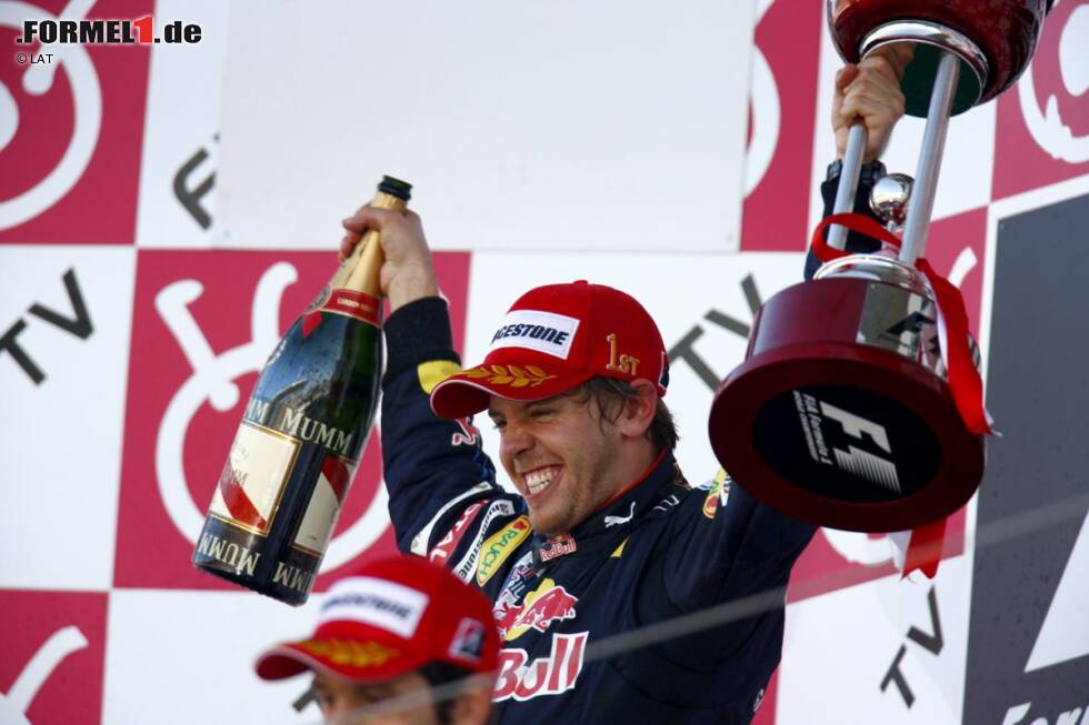 Foto zur News: Sebastian Vettel (Chancen: *****):
Sebastian Vettel und Suzuka, das ist eine einmalige Liebesgeschichte: Im BMW-Sauber fuhr er schon 2006 zumindest am Freitag auf dieser Strecke, und seit er 2009 mit Red Bull auch im Rennen debütierte, ist er in Suzuka eine Klasse für sich. Vettel stand noch bei jedem Antreten auf seinem Lieblingskurs auf Pole-Position und konnte nur einmal (2011) nicht gewinnen. In jener Saison durfte er sich aber als Dritter mit dem vorzeitig gewonnenen WM-Titel trösten. Dass er nach den dominanten Leistungen in Singapur und Südkorea diesmal unter normalen Umständen kaum zu schlagen sein wird, ist einhelliger Fahrerlager-Konsens.