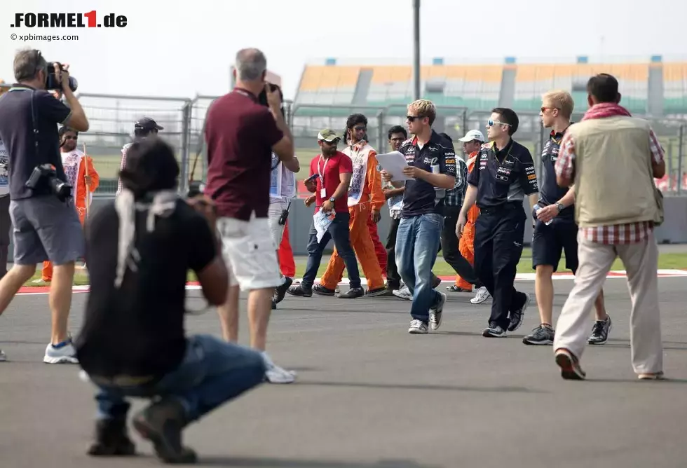 Foto zur News: Das Wochenende des Sebastian Vettel: Wie immer beginnt alles mit dem Trackwalk. Man spürt schon, alleine am Medieninteresse: Es könnte ein besonderer Grand Prix werden...