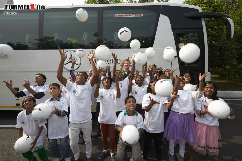 Foto zur News: Sicher durch den Verkehr mit Nico Rosberg: Der Laureus-Botschafter bringt 20 indische Jugendliche mit dem &quot;Magic Bus&quot; zur Rennstrecke. &quot;Sport inspiriert junge Menschen und gibt ihnen Hoffnung für die Zukunft&quot;, sagt Rosberg. &quot;Das gilt nirgends mehr als in Indien, wo so viele Kinder ab dem Zeitpunkt ihrer Geburt in schwierigen Verhältnissen leben.&quot; Der Mercedes-Fahrer beantwortet die Fragen der Kids und schenkte ihnen Fußbälle, die sie mit nach Hause nehmen dürfen.