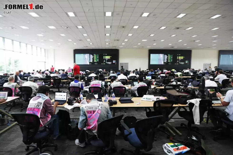 Foto zur News: Und diese Herren setzen die Girls für Sie, unsere Leser, perfekt in Szene: Hunderte Formel-1-Fotografen finden in ihrem eigenen Raum am Buddh International Circuit hervorragende Arbeitsbedingungen vor.