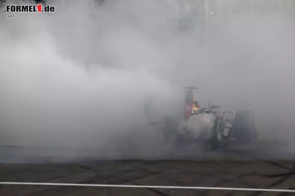 Foto zur News: Aber feiern will gelernt sein: Diese Burnout-Einlage kostet Vettel eine Verwarnung (zum Glück die erste der laufenden Saison) und Red Bull schlappe 25.000 Euro. &quot;Mein Renningenieur &#039;Rocky&#039;&quot;, schildert der &quot;Übeltäter&quot; die Situation, &quot;hat mir über Funk gesagt, ich soll einfach das ganz Normale machen. Ich sagte nur: &#039;Nicht dieses Mal!&#039; Es waren so viele Leute auf den Tribünen, ich musste es einfach tun!&quot;