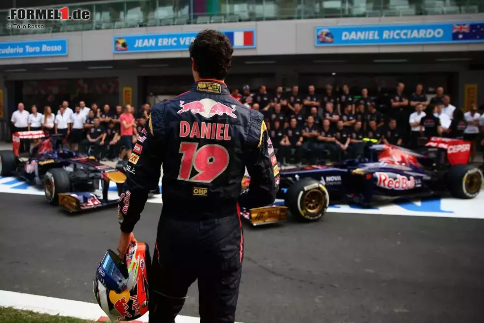 Foto zur News: Langsam heißt es Abschied nehmen für Daniel Ricciardo: Der Australier verlässt Toro Rosso am Saisonende und knipst daher noch fleißig Erinnerungsfotos.