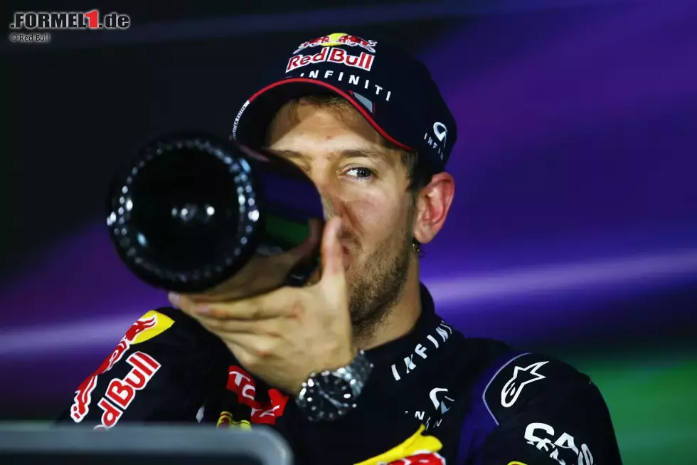 Foto zur News: Vettel plaudert sich in der FIA-Pressekonferenz alle Emotionen vom Herzen, die er in den vergangenen Wochen krampfhaft unterdrückt hat. Und ein Schlückchen zwischendurch löst bekanntlich die Zunge, sodass seine sympathische One-Man-Show vor den Journalisten eine geschlagene Dreiviertelstunde dauert!