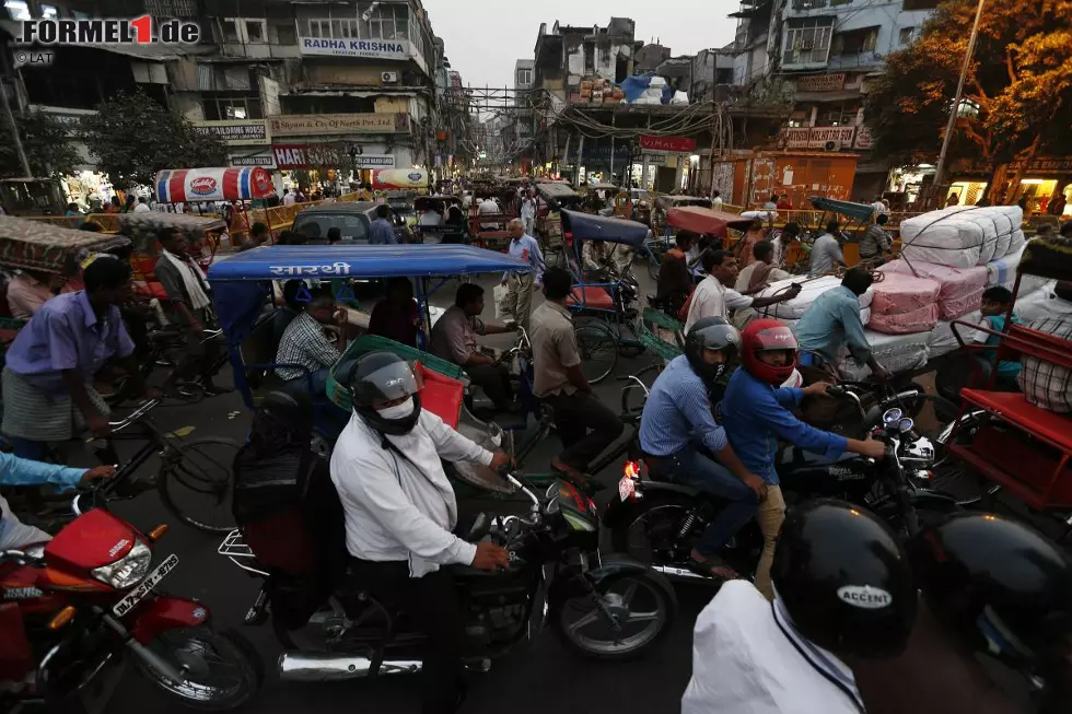 Foto zur News: Denn dass es damit in Indien nicht weit her ist, zeigt sich schon bei der Anreise zur Rennstrecke. Ganz ehrlich: Hätten Sie da noch den Durchblick, wer gerade Vorrang hat?