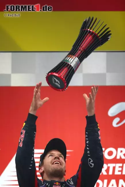 Foto zur News: Dieser Pokal wird in Vettels Haus in der Schweiz sicher einen Ehrenplatz bekommen. Es ist sein dritter aus Indien. Auf dem Buddh International Circuit wurde der Red-Bull-Pilot noch nie besiegt - weder in einem Freien Training noch in einem Qualifying noch in einem Rennen. Und jetzt ist er in Indien auch Weltmeister geworden!