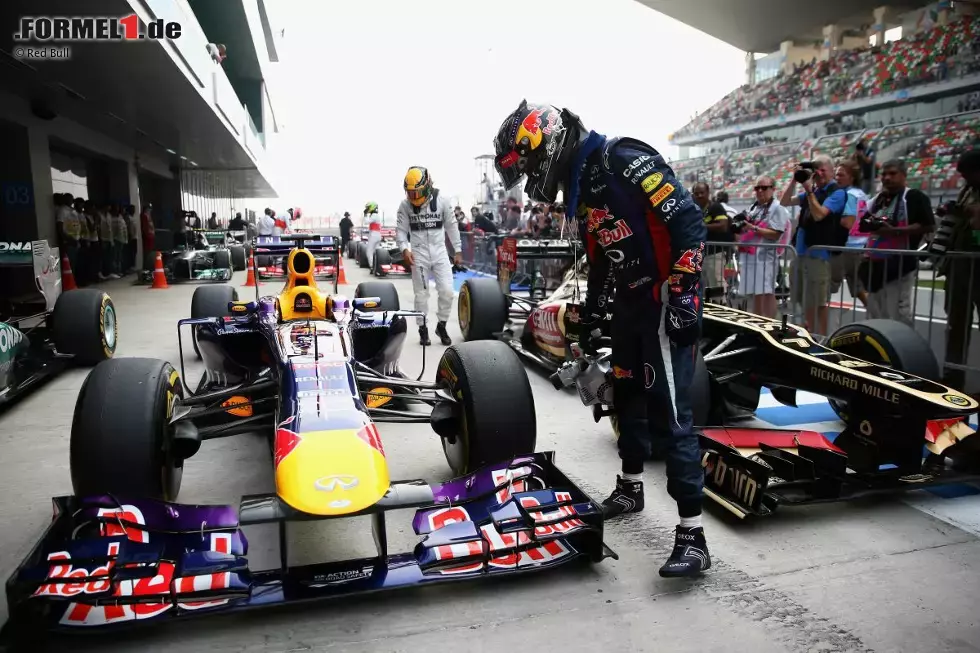 Foto zur News: Ein Champion, aber ein bodenständiger: Vettel packt nach dem Qualifying selbst an, um die Bremsen zu kühlen. Im Parc ferme dürfen zunächst mal keine Mechaniker an die Autos ran, bis diese von der FIA gewogen werden.