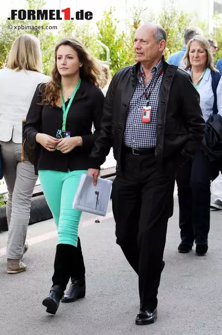 Foto zur News: Solche Sorgen hat der ehemalige &quot;Mister McLaren&quot;, Ron Dennis, derzeit nicht. Er schlendert mit seiner Tochter Charlotte ganz entspannt durch den Paddock - und ist wohl froh, dass sein Nachfolger Martin Whitmarsh die aktuelle Krise des Teams ausbaden muss.