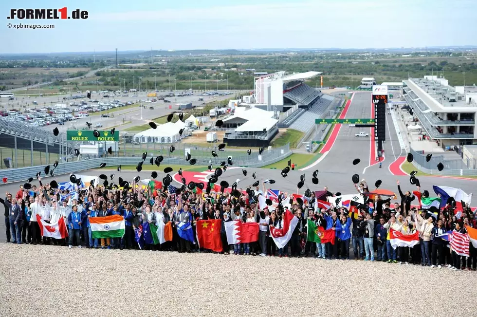 Foto zur News: Suchbild: Finden Sie den Adrian Newey von morgen! Bernie Ecclestone höchstpersönlich kürte am Circuit of The Americas die neuen Weltmeister des Jungingenieurs-Wettbewerbs &quot;F1 in Schools&quot;. Dabei schicken Teams bestehend aus neun- bis 19-jährigen Schülern ihre Miniatur-Eigenkonstruktionen an den Start - eine Form der Nachwuchsförderung, die es nunmehr schon seit zwölf Jahren gibt.