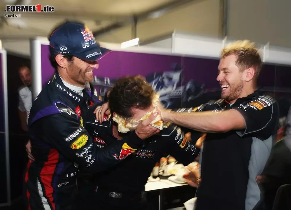 Foto zur News: Aber Sebastian Vettel wäre nicht Sebastian Vettel, wenn er nicht immer irgendeinen Schalk im Schilde führen würde. Und so landet das erste Stück Torte statt im Mund dann doch im Gesicht!