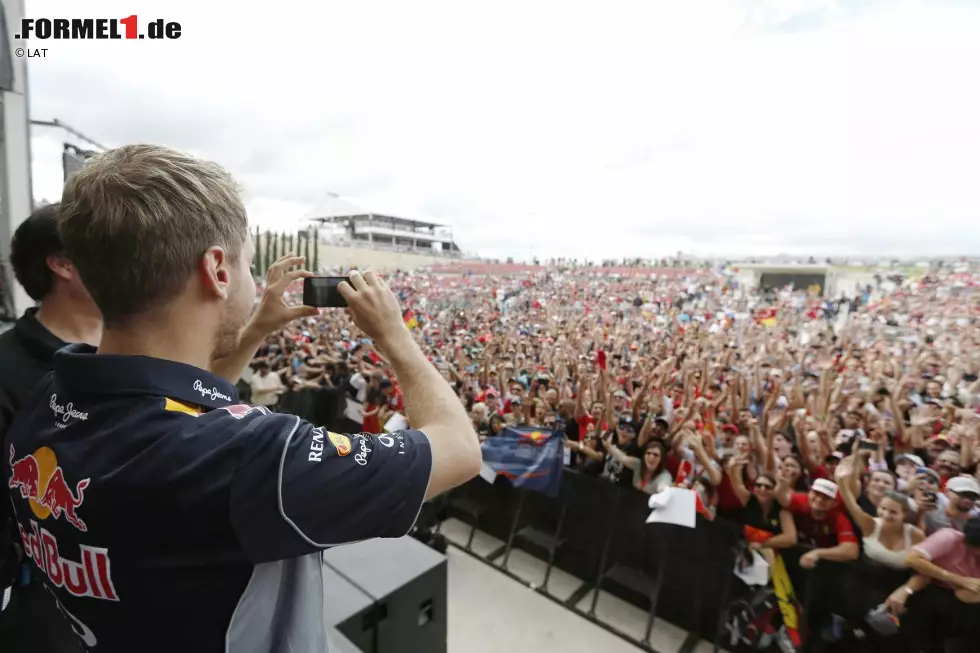 Foto zur News: Und noch ein atemberaubender Ausblick, diesmal für&#039;s Vettelsche Familienalbum. Da soll noch einmal einer sagen, Formel 1 und Amerika, das geht nicht zusammen! Schon am Freitag kamen genauso viele Fans wie in Hockenheim am Rennsonntag 2012, und das Rennen ließen sich 113.162 Zuschauer nicht entgehen.