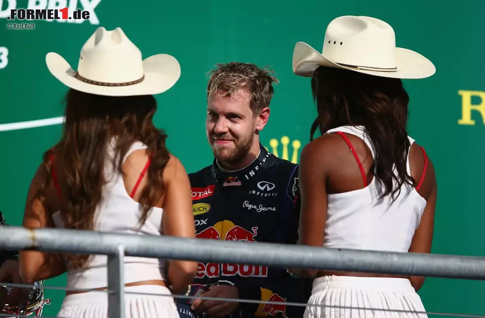 Foto zur News: Oder etwa doch nicht? Ein paar Schlückchen Schampus auf dem Podium und schon macht der viermalige Champion den hübschen Cowgirls schöne Augen.