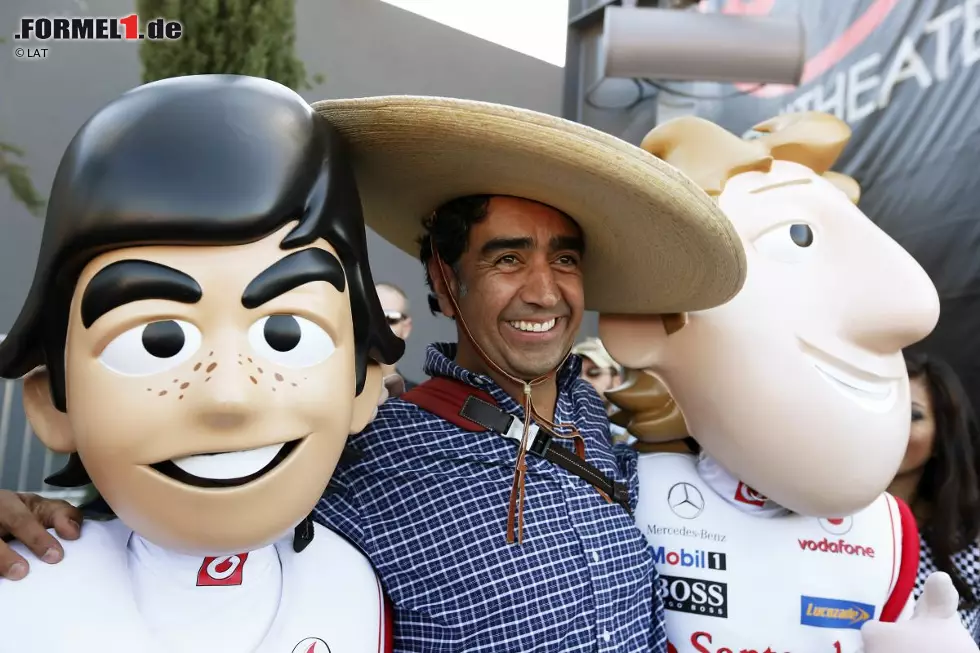 Foto zur News: Andere sehen das schon etwas relaxter, wie etwa dieser Sombrero, der lächelnd mit Checo &amp; Jenson posiert, den Figuren aus McLarens beliebter YouTube-Animationsreihe &quot;Tooned&quot;.