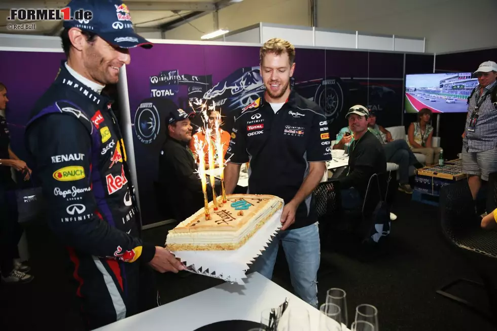 Foto zur News: Grund zu feiern gab&#039;s bei Red Bull übrigens schon vor Vettels achtem Sieg in Serie, nämlich den 40. Geburtstag von Teamchef Christian Horner. Ganz artig gratulieren die beiden Fahrer ihrem Chef.