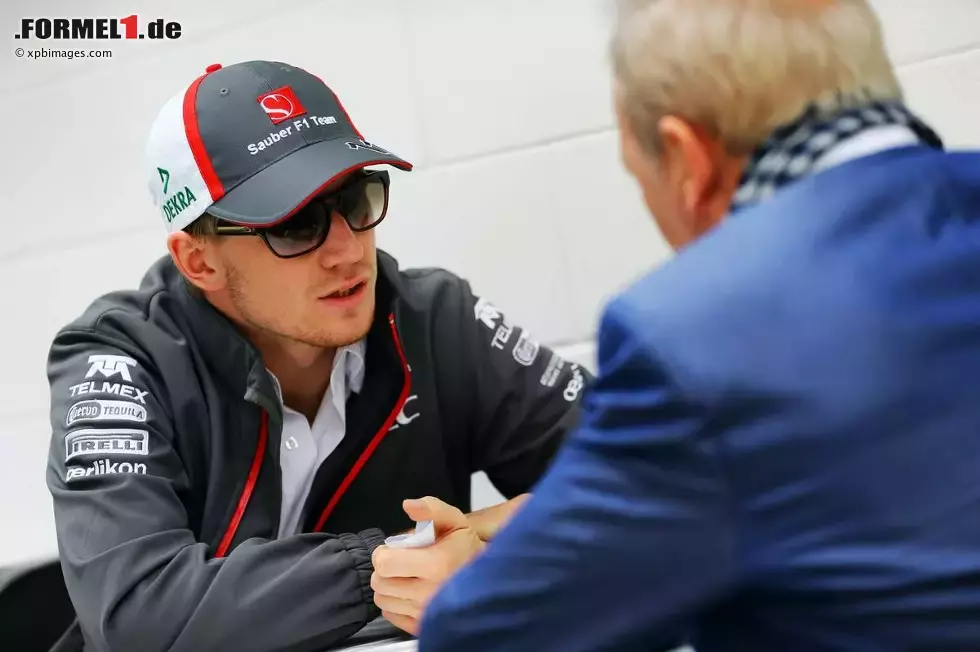 Foto zur News: Und auch Nico Hülkenberg weiß endlich, wo er landet: bei seinem Ex-Team Force India. Dort nimmt er zum zweiten Mal nach 2012 seinem Landsmann Adrian Sutil das Cockpit weg. Hier im Gespräch mit Manager Werner Heinz.