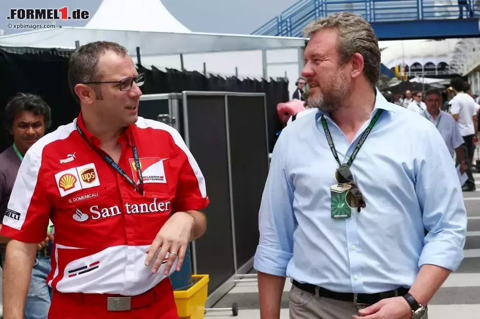 Foto zur News: Aber es gibt ja auch viel zu bereden beim Saisonfinale - selten zuvor hat der Transfermarkt binnen weniger Stunden so verrückt gespielt! Hier Ferrari-Teamchef Stefano Domenicali im Gespräch mit Richard Goddard, der für Paul di Resta noch ein Cockpit sucht. Ob der Schotte am Ende Scuderia-Testfahrer wird, wenn&#039;s mit dem Rennvertrag nicht klappt?