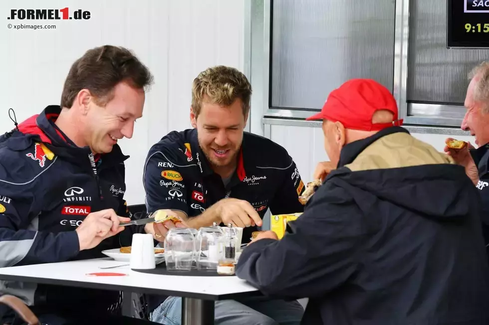 Foto zur News: Lockerer Plausch beim Frühstück: Christian Horner, Sebastian Vettel und Helmut Marko haben keine Scheu davor, Mercedes-Konkurrent Niki Lauda einzuladen. Nur dessen Kollege Toto Wolff ist beim &quot;Brausehersteller&quot; immer noch Persona non grata.