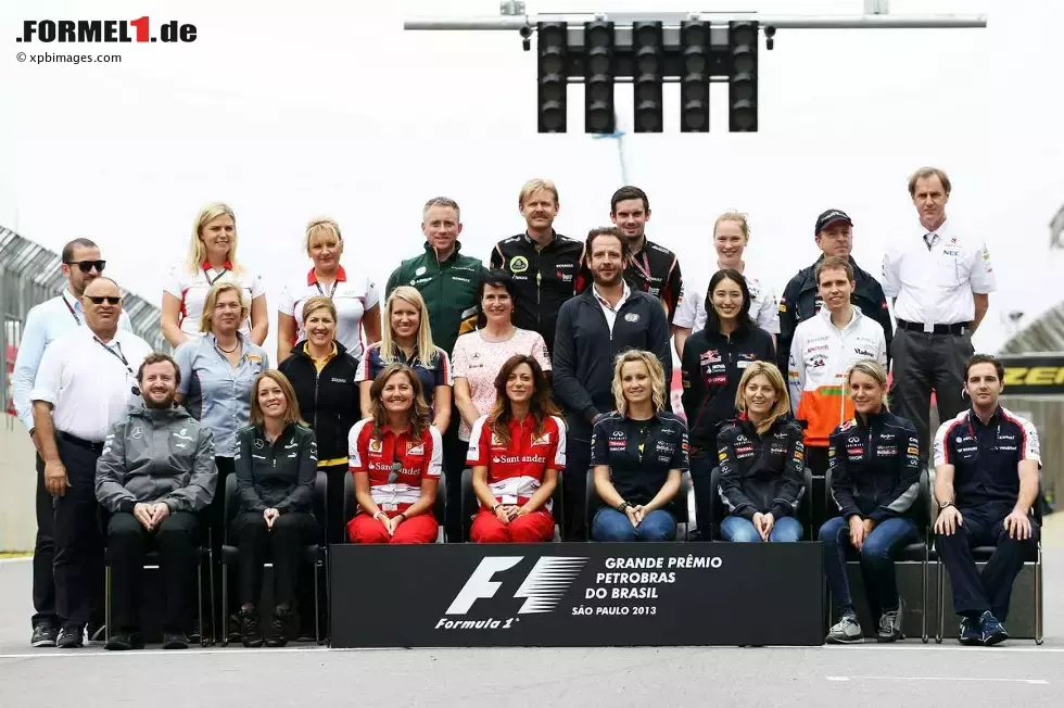 Foto zur News: Die Klasse von 2013 - aber wie Sie richtig erkennen, sind das nicht die Fahrer, sondern die Pressesprecher der Teams. Auffällig: Andy Stobart (Lotus, Mitte hinten) trägt immer noch den Schnauzer für die &quot;Movember&quot;-Charity. Der große Herr in der Mitte ist FIA-Kommunikationschef Matteo Bonciani - so, wie er sich am wohlsten fühlt: umzingelt von schönen Frauen...