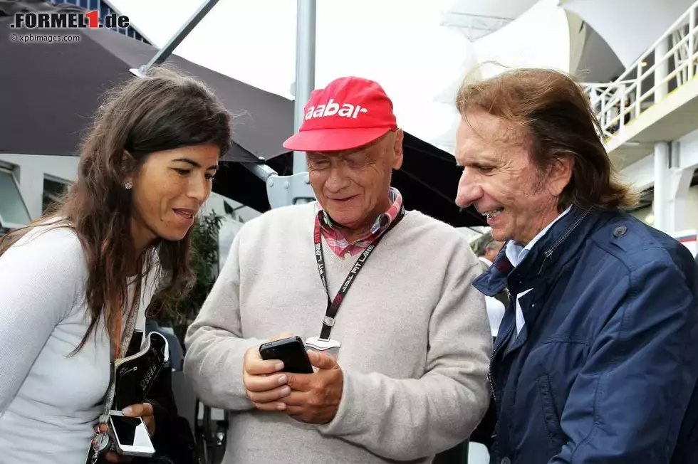 Foto zur News: Altbekannte Paddock-Gäste: Niki Lauda mit seinem früheren Rivalen Emerson Fittipaldi, heute Vorsitzender der Fahrerkommission der FIA.