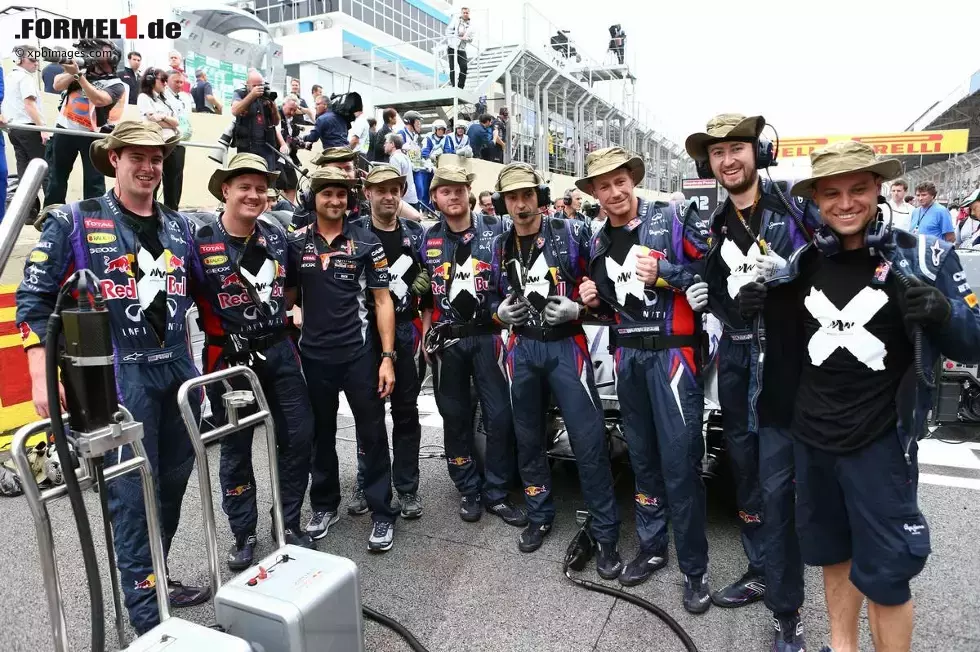 Foto zur News: Die Webber-Crew tat jedenfalls ihr Bestes dafür - und tauchte auf dem Grid mit australischen Crocodile-Dundee-Hüten auf!