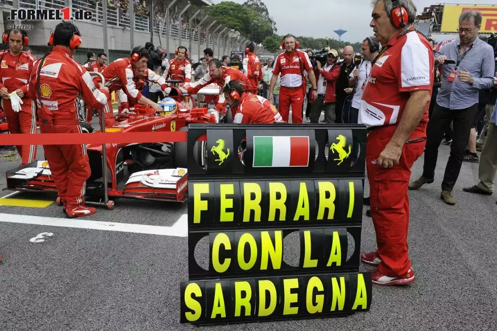 Foto zur News: Ferrari gedenkt indes den Betroffenen der Hochwasserkatastrophe auf Sardinien. Und wie man die Hilfsbereitschaft der Scuderia kennt, wird es nicht bei einer einfachen Boxentafel bleiben.