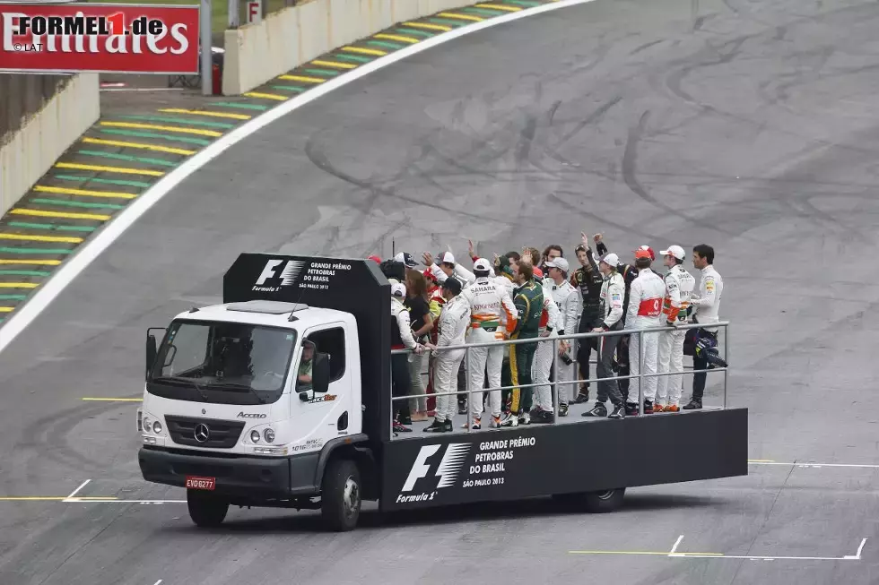 Foto zur News: Die Fahrerparade vor dem Start, traditionellerweise auf der Ladefläche eines LKW. &quot;Es ist hier wie im Fußballstadion, von der Atmosphäre her&quot;, sagt Fernando Alonso. &quot;Ich fahre gern hier.&quot;