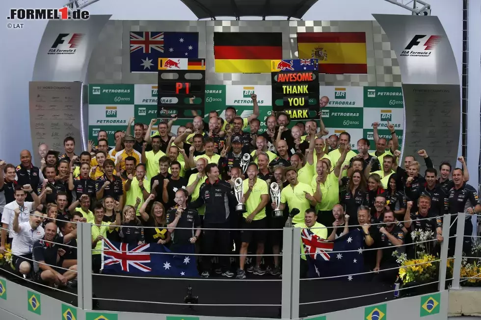 Foto zur News: Platz eins: Red Bull holt zum vierten Mal hintereinander beide WM-Titel! Einige Mitarbeiter halten sich auf diesem Foto Masken ins Gesicht - und verabschieden damit ihren Kollegen Tom Batch. &quot;Leider verlässt er uns jetzt&quot;, bedauert sogar Champion Sebastian Vettel. &quot;Ich möchte ihm danken für all seine Arbeit, die er geleistet hat.&quot;