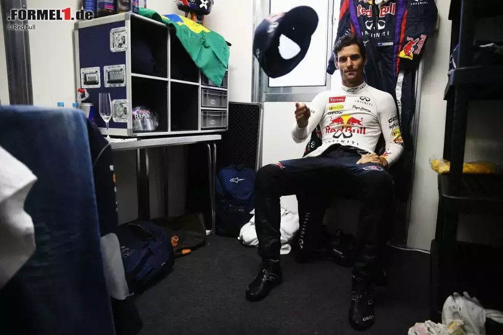 Foto zur News: Der erste Moment der Ruhe im eigenen Driver&#039;s-Room: Mark Webber beendet seine Formel-1-Karriere nach 215 Grands Prix, von denen er neun gewann (den ersten auf dem Nürburgring 2009) und in denen er 42 Mal auf dem Podium stand. 2010, 2011 und 2013 wurde er WM-Dritter.