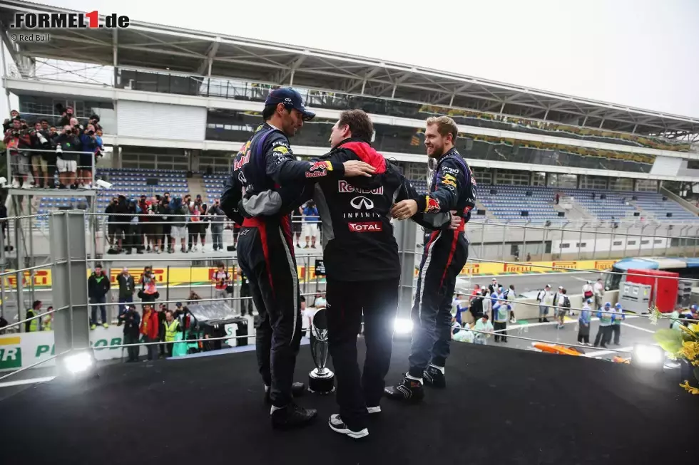 Foto zur News: Noch ein allerletztes Mal aufs Podium, mit Teamchef Horner und Teamkollege Vettel. Der sagt über Webber: &quot;Wir hatten kein gutes Verhältnis zueinander, aber eines war immer vorhanden: großer Respekt.&quot;