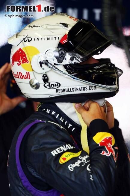 Foto zur News: #6: Extremsportler Felix Baumgartner ist ebenfalls ein Red-Bull-Mann gewesen, warum sollte man nicht also seinen Sprung aus der Stratosphäre mit einem eigenen Helm wertschätzen? In Melbourne 2013 wurde Vettel mit einem Kopfschutz gesichtet, der ihn wie einen Astronauten anstatt eines Formel-1-Piloten wirken ließ.