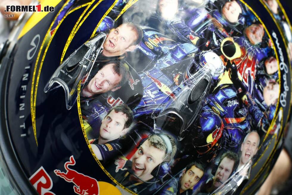 Foto zur News: #2: Immer wieder gedachte Vettel auf seinen Helmen auch seinen Kollegen, die sonst weniger im Rampenlicht stehen. So verabschiedete er sich 2008 beispielsweise gebührend von seinem Team bei Toro Rosso, und auch bei Red Bull waren seine Mechaniker häufig auf seinem Kopfschutz verewigt. Lustig war dabei zum Beispiel dieses Design aus Silverstone 2011, bei dem wir uns nicht entscheiden können, welche Person am dümmsten aus der Wäsche schaut!