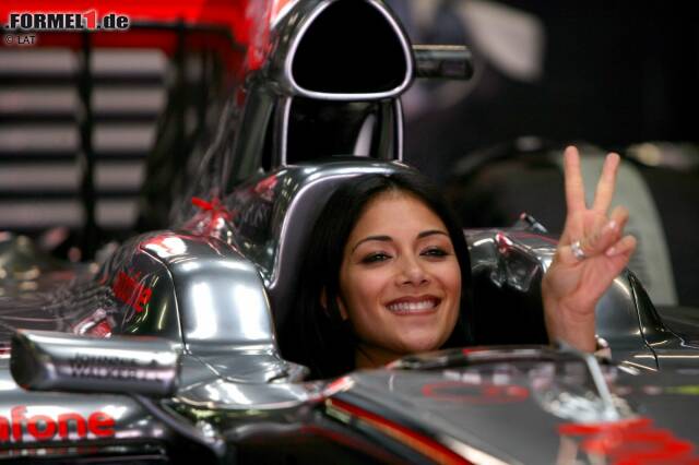 Foto zur News: Scherzinger war stets ein beliebter Gast in der McLaren-Garage. Sie durfte sogar in Hamiltons Wagen Platz nehmen.