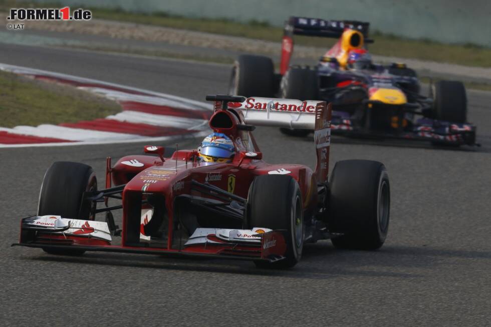 Foto zur News: Der erste Rückschlag für Vettel folgt beim dritten Rennen in China. Der Deutsche verpasst zum ersten von insgesamt nur drei Malen das Podest, auch wenn er in der Schlussphase auf frischen Reifen eine wahnsinnige Aufholjagd leistet. Auf Sieger Alonso fehlen am Ende zwölf Sekunden.