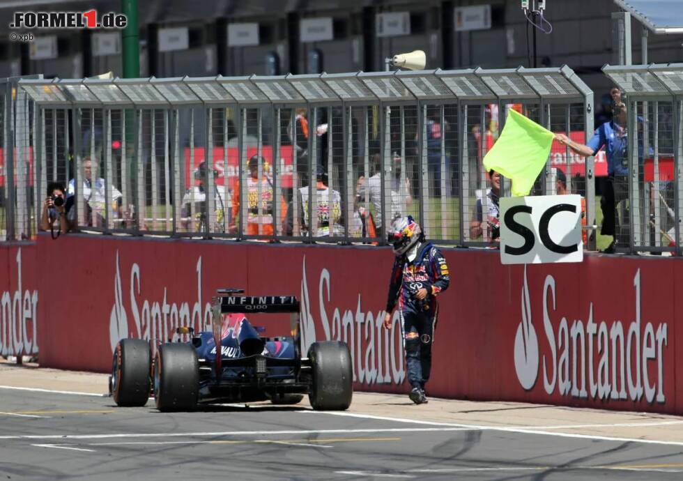 Foto zur News: Sportlich läuft es beim Heimspiel von Red Bull nicht nach Wunsch. Beim Reifenchaos von Silverstone erwischt es auch Vettel. Allerdings machen dem Deutschen nicht die Pirellis einen Strich durch die Rechnung: In der 41. Runde versagt das Getriebe am RB9 und Vettel verliert die Führung und 25 Zähler. Es ist der einzige Ausfall für Vettel im Jahr 2013. Webber rettet die Teamehre mit Rang zwei.