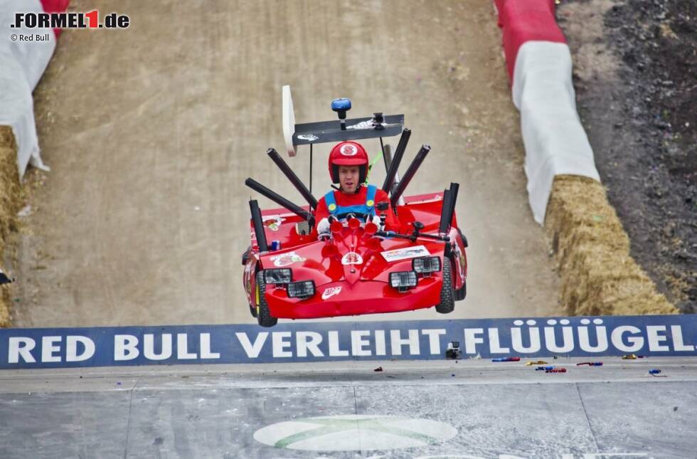 Foto zur News: Dass Sebastian Vettel aber auch abseits der Strecke Spaß haben kann, beweist er immer wieder. In Herten nimmt er als &quot;Super-Seb&quot; in Super-Mario-Manier an einem Seifenkisten-Event teil und zeigt auch dort sein Können am Lenkrad. Doch nicht nur in der Seifenkiste gelingt Vettel und Red Bull im Sommer ein großer Sprung.