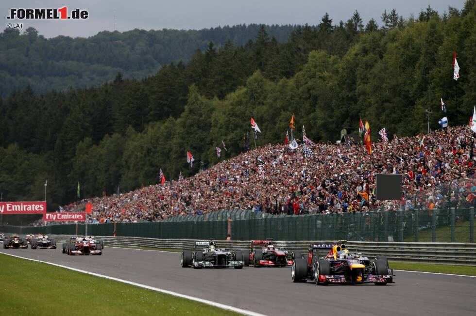 Foto zur News: Denn nach der Sommerpause sind die &quot;Roten Bullen&quot; plötzlich der Konkurrenz weit enteilt. 17 Sekunden trennen Vettel vom Zweitplatzierten Alonso in Spa-Francorchamps, dabei war der Deutsche nur von Rang zwei ins Rennen gegangen. Doch schon auf der langen Kemmel-Geraden schnappt sich der Weltmeister Polesetter Lewis Hamilton und triumphiert souverän. Der Abstand zu Platz zwei beträgt da schon 46 Punkte - und wird nie wieder so klein sein...