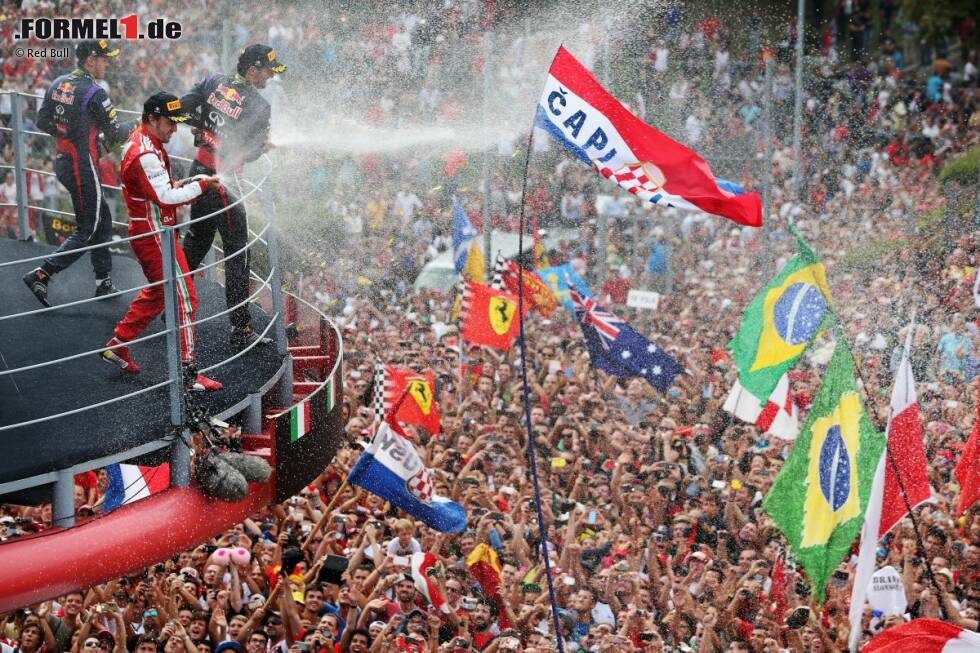 Foto zur News: Denn auch das nächste Rennen sollte Vettel für sich entscheiden, während Webber das Ergebnis als Dritter abrundet. In Monza reicht es für die Scuderia nur zu Rang zwei hinter dem Heppenheimer, was für ein paar Pfiffe seitens der Fans sorgt, die Vettel fortan begleiten. Zwar sind Unmutsbekundungen in Italien durchaus zu erwarten gewesen, doch auch in Singapur geht das Pfeifkonzert nach dem Rennen weiter.