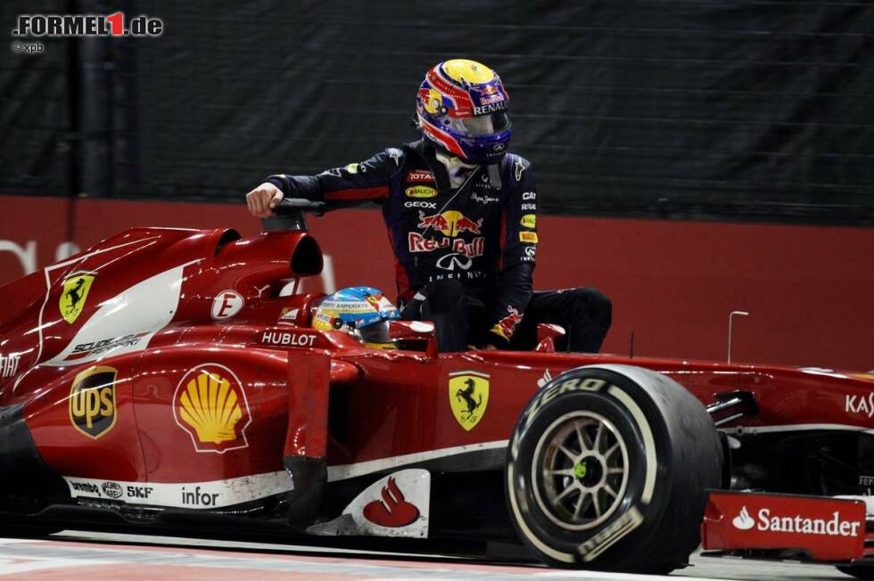 Foto zur News: Während Vettel weiter von Sieg zu Sieg eilt, bleiben für Teamkollege Webber nur sonstige Schlagzeilen übrig. In Singapur rollt der Australier eine Runde vor dem Ende aus und wird von Fernando Alonso per Taxi zurück in die Boxengasse gefahren. Die FIA-Rennkommissare finden das gar nicht lustig und verwarnen beide. Für Webber bedeutet dies sogar eine Rückversetzung in der Startaufstellung.