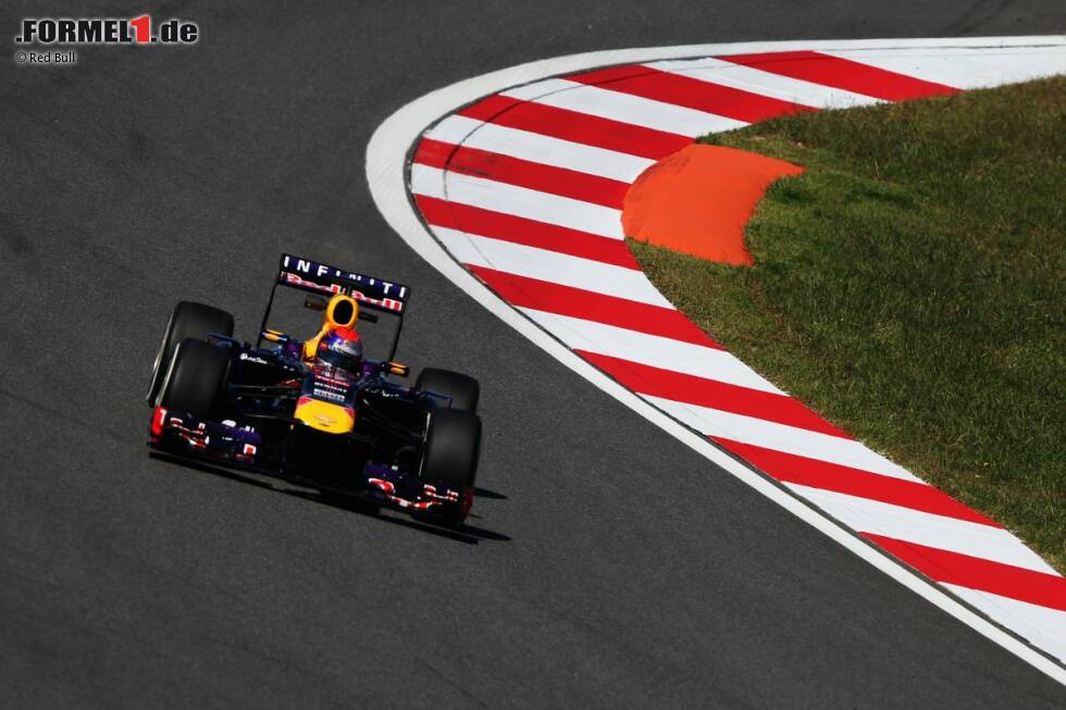 Foto zur News: Die nächsten Wochen sind für Vettel nur noch Formsache: Auch in Südkorea und Japan gewinnt der 26-Jährige und fährt seinem nächsten WM-Titel entgegen, auch wenn ihm Teamkollege Webber und Lotus-Pilot Romain Grosjean das Leben in Suzuka deutlich schwerer machen.