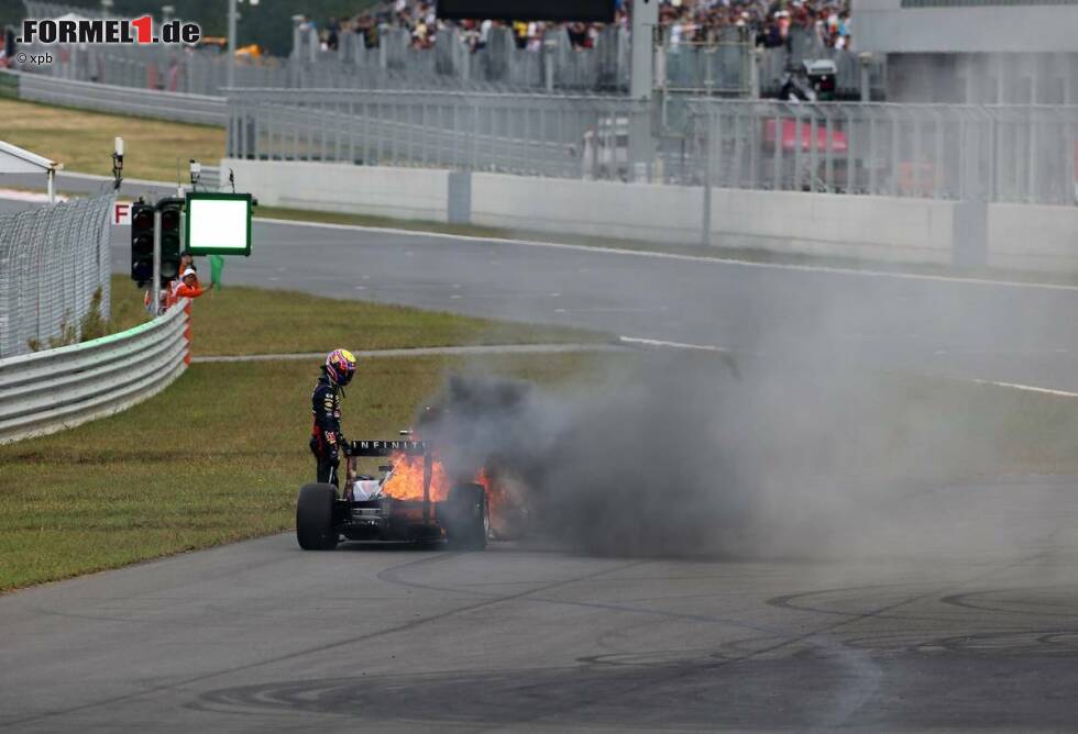 Foto zur News: Für Webber ist klar: Für ihn geht es in seiner Abschiedssaison nur noch um Rang zwei. Doch auch der ist schwierig zu erreichen, weil ihn immer wieder seine Pechsträhne einholt. In Südkorea fackelt sein Red Bull nach einem Abschuss von Adrian Sutil ab, in Indien versagt seine Lichtmaschine auf Rang zwei liegend. So wird es nichts mit einem Abschiedssieg.